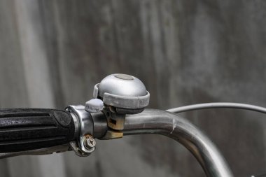 Retro metal bisiklet zili, eski bisikletin eski paslı çanı motosikletçilerin ve yayaların yol trafiğinde güvenliği sağlıyor.