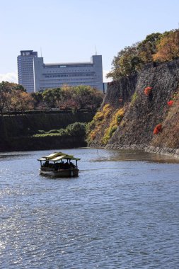 Japonya 'nın Osaka kentindeki Osaka şatosunun iç hendeğinde turistlerle Gozabune tekne gezisi..