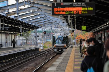 Tren yolcuları almak için platforma yaklaştı..