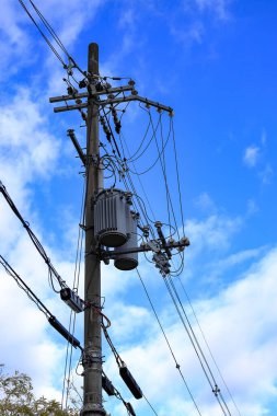 AC yüksek voltajlı güç transformatörü, Elektrik Transformatörü ve elektrik direğine yüklenmiş yüksek voltajlı elektrik hatları.