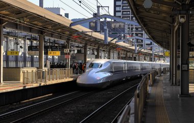 SHINKANSEN treni Shinkansen tren istasyonunda yolcu almak için platforma yaklaştı..