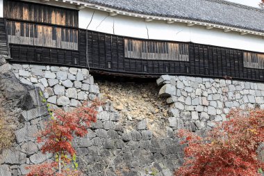 Kumamoto Kalesi 'nin çökmüş taş duvarı depremden sonra Kumamoto Kalesi' nin yıkımı..