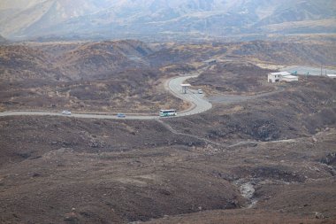 Summit Craters, Road Excursion otobüsüne giden yol yolcuları Summit Craters, Mount Aso, Japonya 'daki en yüksek otobüs durağına taşır..