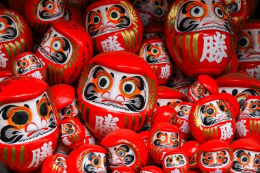 Kararlılığın sembolü, Japoncada iyi şans tılsımı Katsuo-ji tapınağında birçok geleneksel kırmızı Daruma bebeği, Osaka, Japonya.