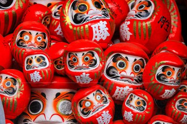 Kararlılığın sembolü, Japoncada iyi şans tılsımı Katsuo-ji tapınağında birçok geleneksel kırmızı Daruma bebeği, Osaka, Japonya.