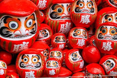 Kararlılığın sembolü, Japoncada iyi şans tılsımı Katsuo-ji tapınağında birçok geleneksel kırmızı Daruma bebeği, Osaka, Japonya.