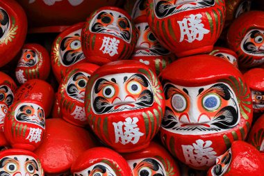 Kararlılığın sembolü, Japoncada iyi şans tılsımı Katsuo-ji tapınağında birçok geleneksel kırmızı Daruma bebeği, Osaka, Japonya.