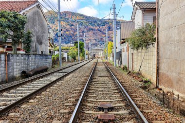 Japonya 'nın banliyölerinde sonbaharda boş demiryolu.