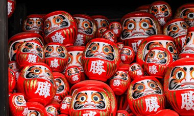 Kararlılığın sembolü, Japoncada iyi şans tılsımı Katsuo-ji tapınağında birçok geleneksel kırmızı Daruma bebeği, Osaka, Japonya.
