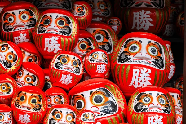 Kararlılığın sembolü, Japoncada iyi şans tılsımı Katsuo-ji tapınağında birçok geleneksel kırmızı Daruma bebeği, Osaka, Japonya.