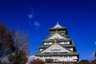 Osaka Kalesi 'nin ana kulesi. Sonbahar mavi gökyüzü bulutu. Japonya' nın en iyi seyahat noktalarından biri olan Osaka Japonya 'nın çerçevesi..
