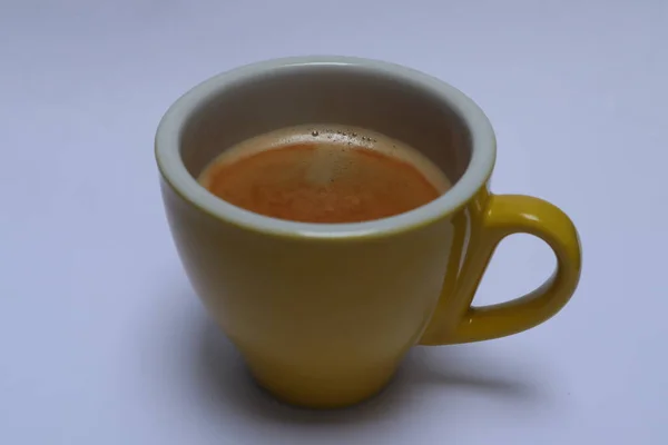 Een Kopje Zwarte Koffie Met Crema Top Geïsoleerd Witte Achtergrond — Stockfoto