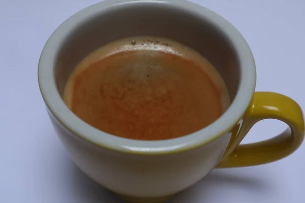 Чашка Черного Кофе Кремом Сверху Изолированы Белом Фоне — стоковое фото