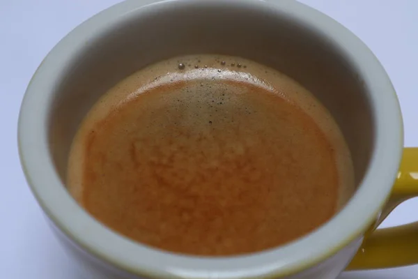 Une Tasse Café Noir Avec Crème Sur Dessus Isolé Sur — Photo