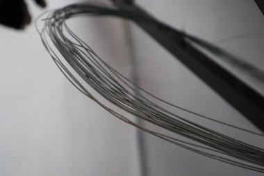 Su deposu için demir desteğe bir rulo demir tel yerleştirilir.