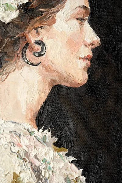 Fragment eines Porträts hübsches braunhaariges Mädchen mit einer Blume im Haar. — Stockfoto