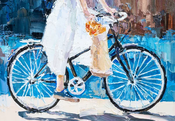 Une fille en robe blanche fait du vélo. — Photo