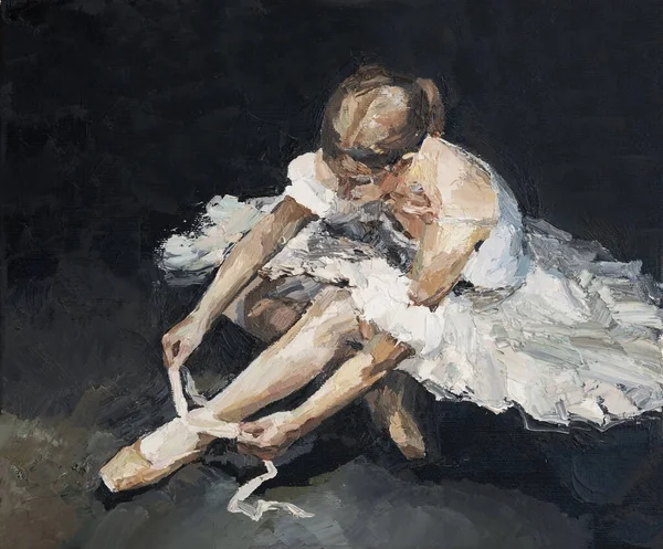 Młoda piękna balerina w bujnej białej i jasnobiałej sukience. — Zdjęcie stockowe