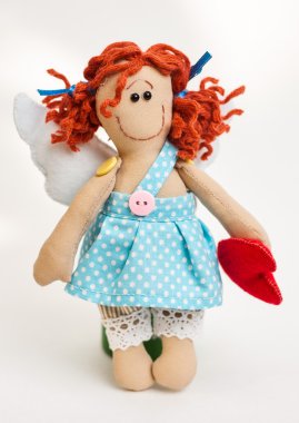 Beyaz arka plan üzerinde elleriyle bebek melek