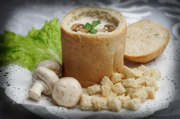 Sopa quente em um pão com Dill — Fotografia de Stock