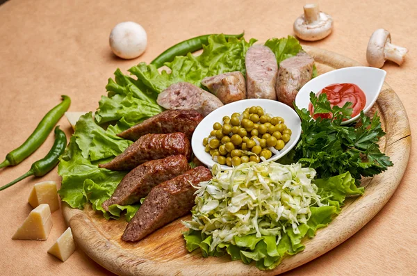 Grilled meat sausages on pita bread with vegetables — Stock Photo, Image