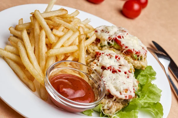 Costeleta de queijo e tomate com batatas fritas — Fotografia de Stock