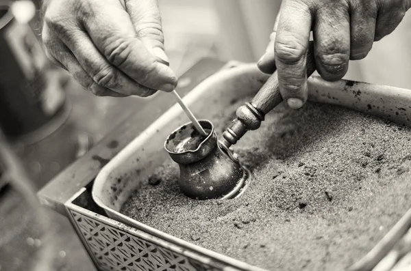 Un café turco elaborado a mano mans —  Fotos de Stock
