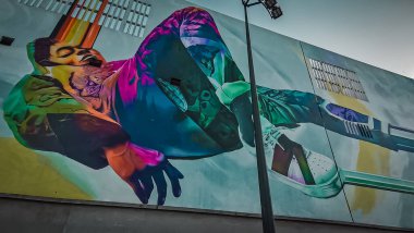 Kamu alanındaki bir binanın duvarındaki renkli çizimlerin geniş görünümü - Art Nouveau konsepti - duvarlara resim - graffiti.