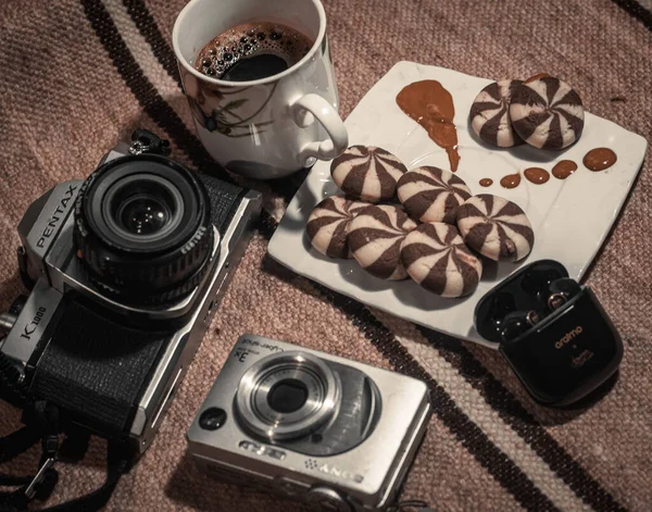 Tas Vieilles Caméras Affichées Magnifiquement Avec Une Tasse Café Quelques — Photo