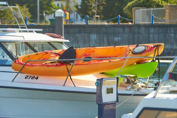 Zwei Kajaks Auf Dem Boot Der Marina — Stockfoto