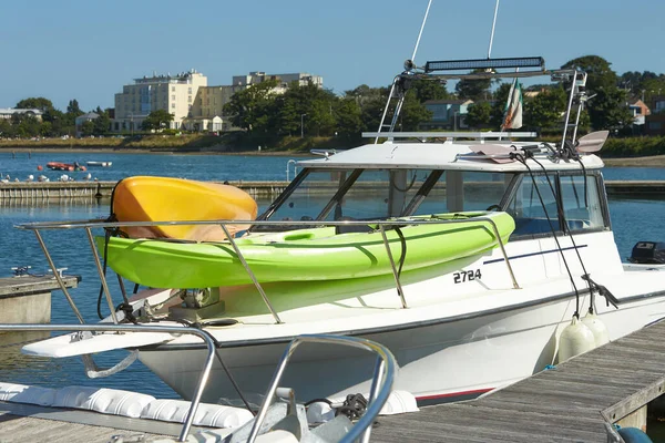 Zwei Kajaks Auf Dem Boot Der Marina — Stockfoto