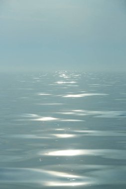 Sisteki deniz. Ufuk çizgisi, sisin içinde çözülüyor. Sis içindeki İrlanda denizi. Sisli hava 