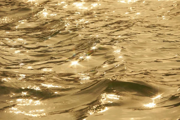 Parlak Denize Yansıyan Güneş Işığının Ayrıntıları Suda Maytap Arka Plan — Stok fotoğraf