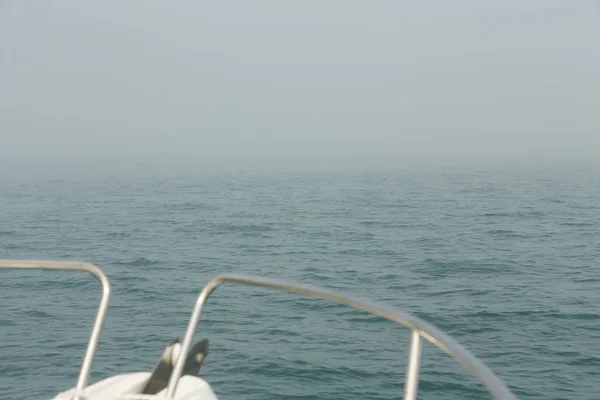 Sis Birlikte Teknenin Önünde Denizde Sis Hava Tahmini — Stok fotoğraf