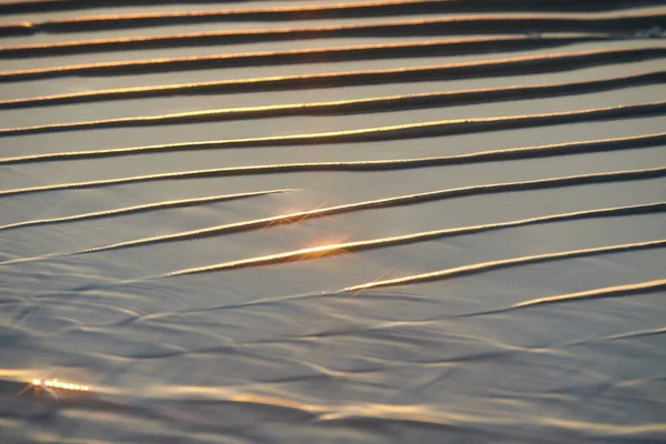 Sandwellen Vermischen Sich Mit Wasser Meeresstrand Gelbe Sandstruktur Für Hintergrund — Stockfoto