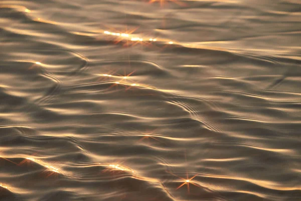 闪闪发光的水和柔软的波浪的结构 水底闪闪发光 有太阳光和波纹的海水 强大与和平的性质概念 — 图库照片
