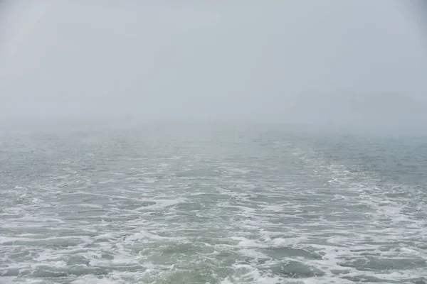 Linha Bonita Horizonte Dissolvendo Névoa Mar Irlanda Nevoeiro Clima Nebuloso — Fotografia de Stock