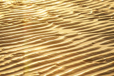 Parlak su ve yumuşak dalgaların dokusu. Suda parlayan arka plan. Güneş parlayan ve dalgalanan deniz suyu. Güçlü ve barışçıl doğa kavramı.