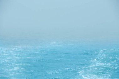 Sisteki deniz. Ufuk çizgisi, sisin içinde çözülüyor. Sis içindeki İrlanda denizi. Sisli hava 