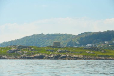 Mavi gökyüzü ve güneşli bir gün Fort, Martello kulesi, Saint Begnet Kilisesi Dalkey Adası, Dublin Bölgesi, İrlanda.