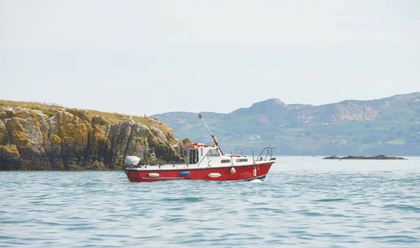 Barco Pesca Rojo Mar Con Isla Lambay Fondo Paisajes Irlanda — Foto de Stock