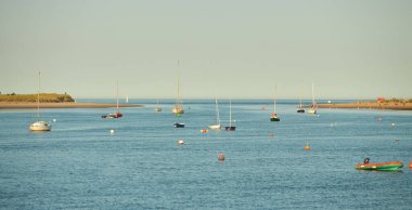 Gün batımında limanda tekneler.