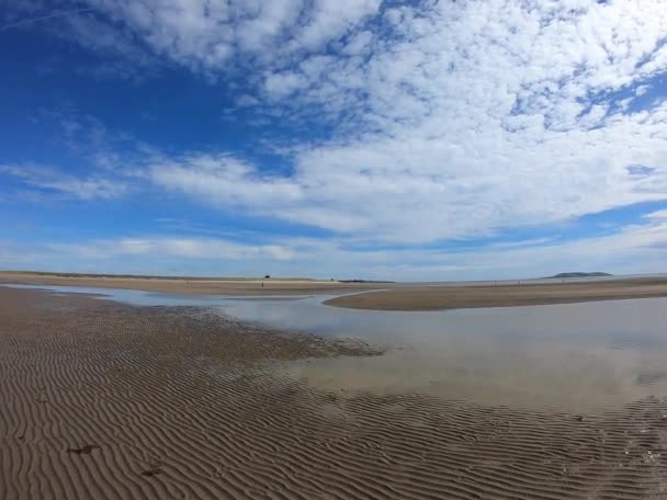Όμορφη Αμμώδης Παραλία Φωτεινό Αντανακλάται Μπλε Ουρανό — Αρχείο Βίντεο