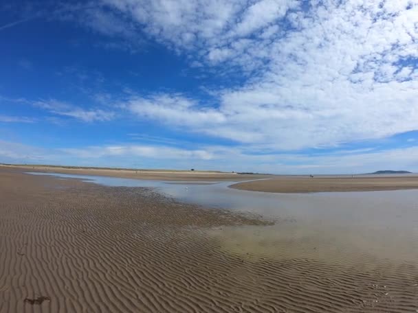 Hermosa Playa Arena Con Brillante Cielo Azul Reflejado — Vídeo de stock