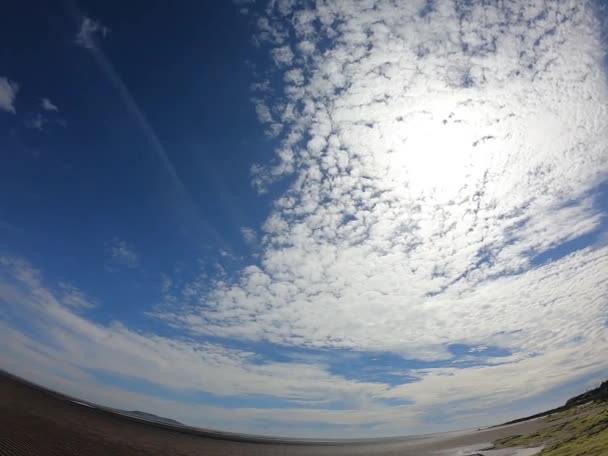 Krásná Písečná Pláž Jasně Odraženou Modrou Oblohou — Stock video