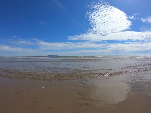 Schöner Sandstrand Mit Strahlend Blauem Himmel — Stockvideo