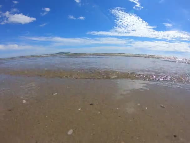 Hermosa Playa Arena Con Brillante Cielo Azul Reflejado — Vídeos de Stock