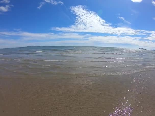 Krásná Písečná Pláž Jasně Odraženou Modrou Oblohou — Stock video