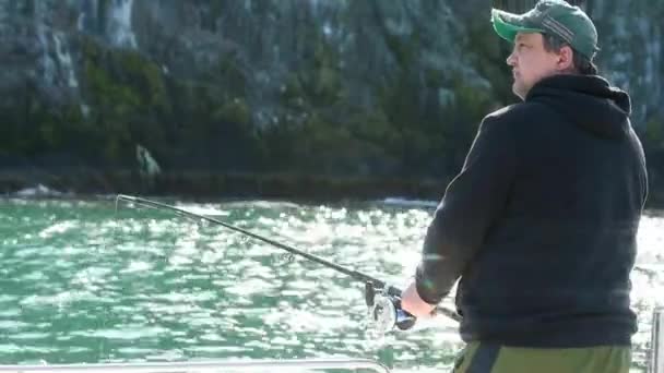 Fischer Fischt Offenen Meer Vom Boot Auf Der Insel — Stockvideo