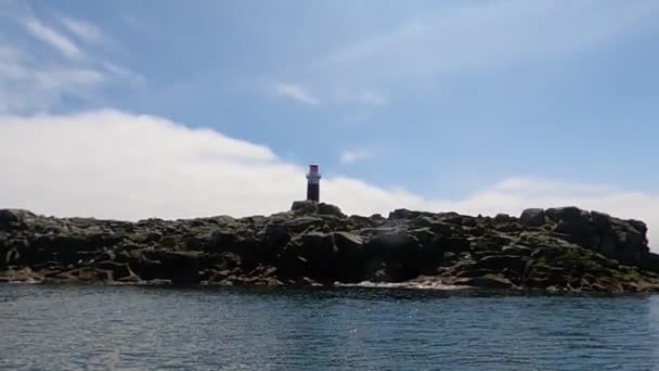 夜明けに島の灯台 — ストック動画